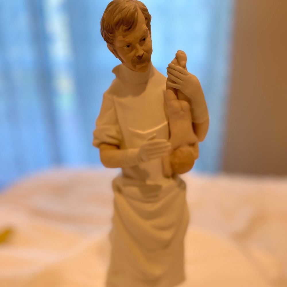LLADRO DOCTOR OBSTETRICIAN BABY 4763 FIGURE MATTE